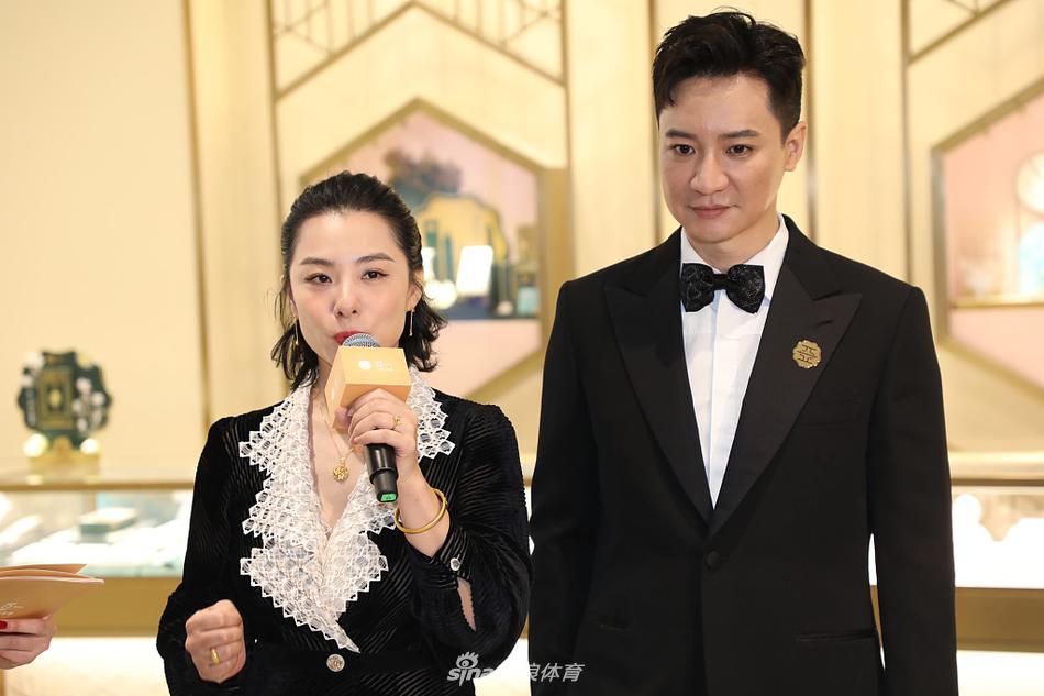 刘璇同老公出席活动 黑色长裙现场发言落落大方