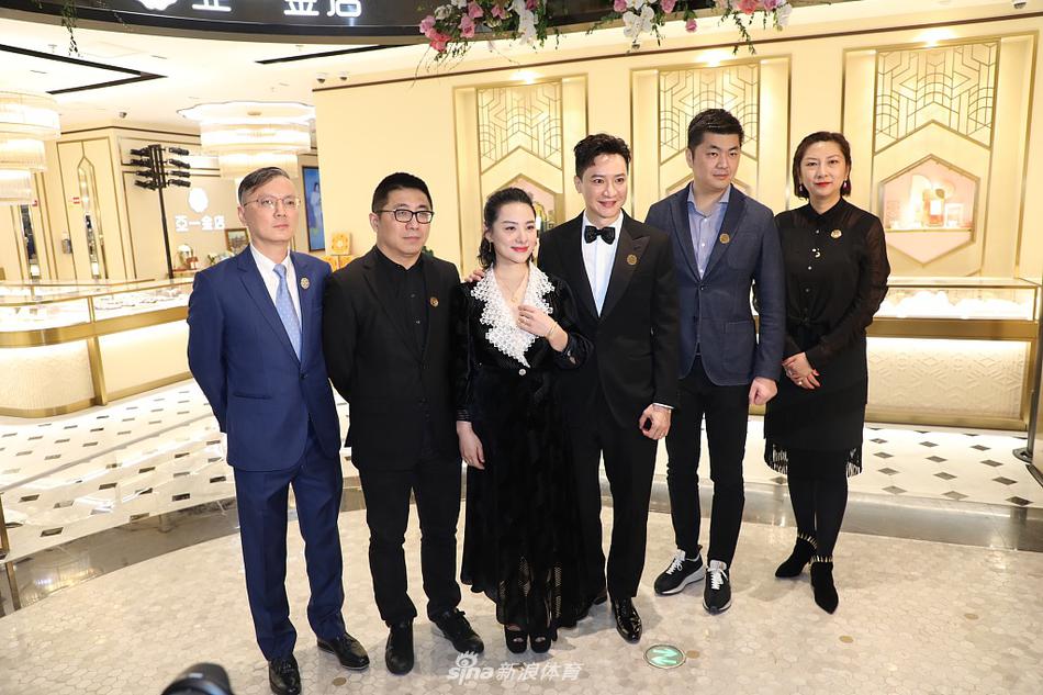 刘璇同老公出席活动 黑色长裙现场发言落落大方