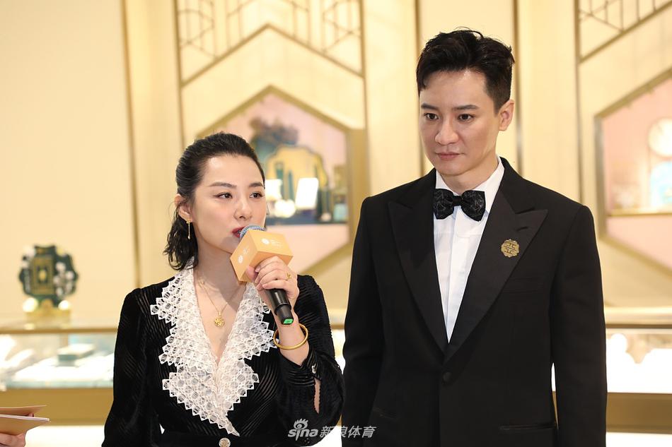 刘璇同老公出席活动 黑色长裙现场发言落落大方