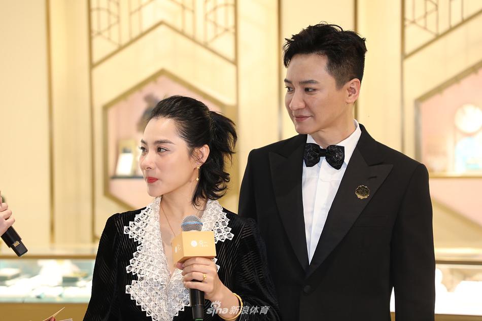 刘璇同老公出席活动 黑色长裙现场发言落落大方