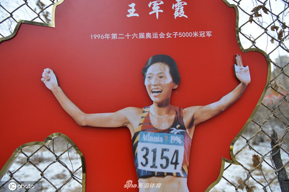 辽宁体育基地围网挂辽宁奥运冠军照片 迎接东京奥运会