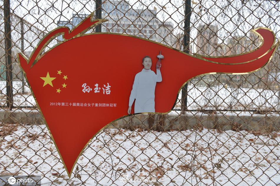辽宁体育基地围网挂辽宁奥运冠军照片 迎接东京奥运会