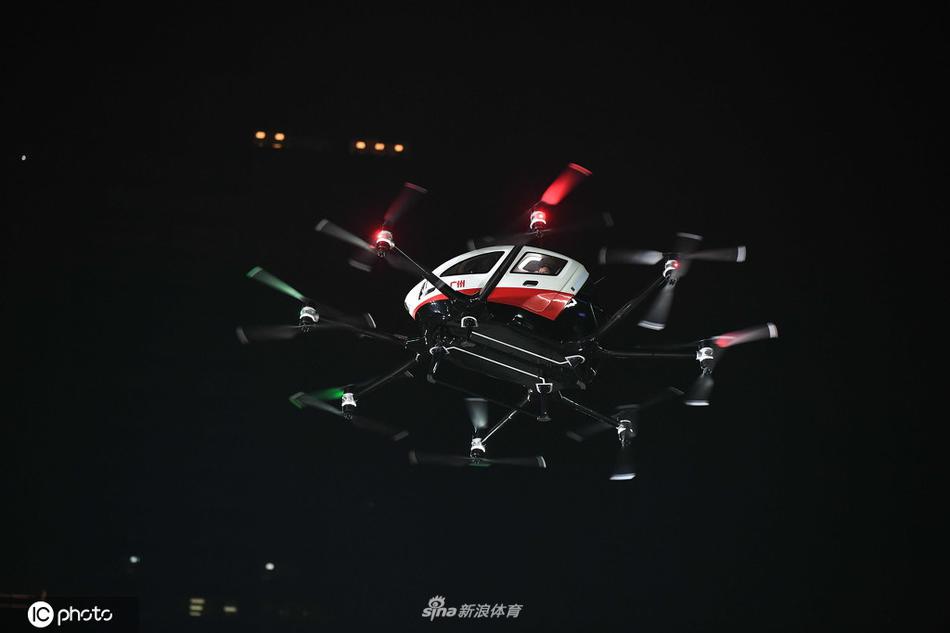 自动驾驶载人飞行器携火神杯进入球场