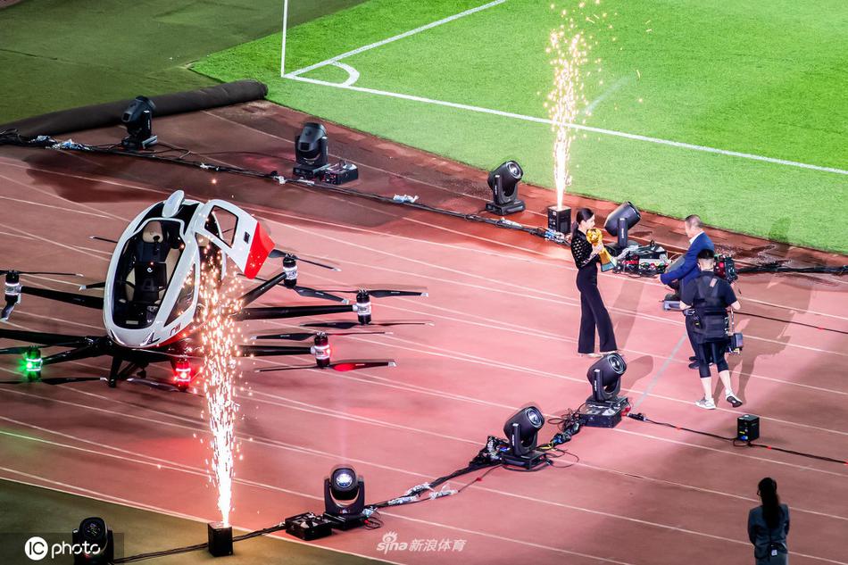 自动驾驶载人飞行器携火神杯进入球场