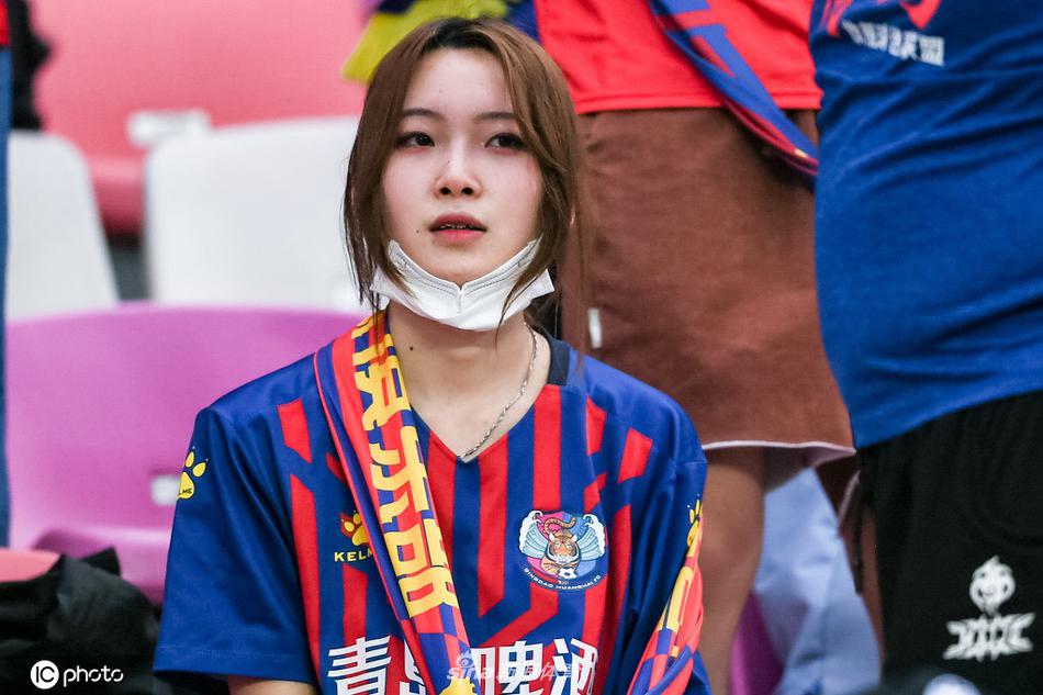 南北佳丽PK！各队女球迷看台观战中超
