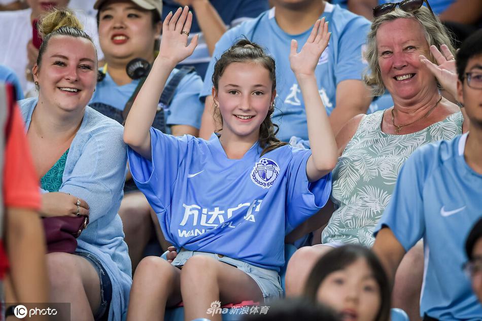 你笑起来真好看 世界微笑日欣赏中超美女球迷治愈笑容