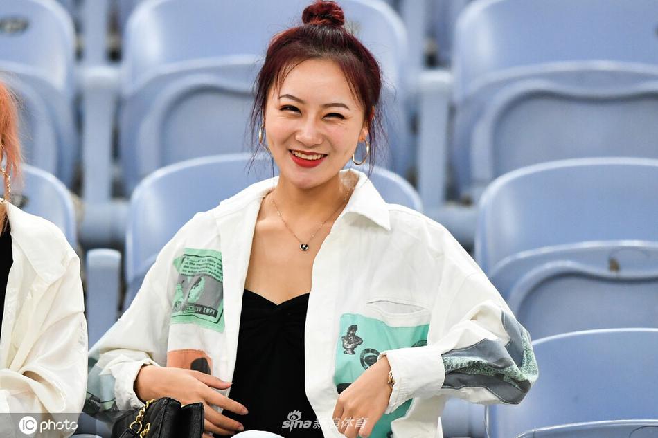 你笑起来真好看 世界微笑日欣赏中超美女球迷治愈笑容