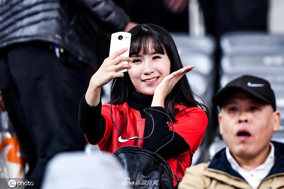 你笑起来真好看 世界微笑日欣赏中超美女球迷治愈笑容