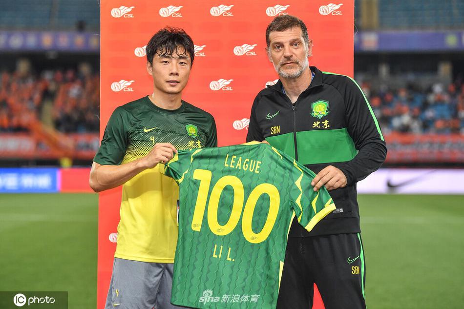 李磊迎中超联赛出场百场里程碑 从比利奇手中接过纪念球衣