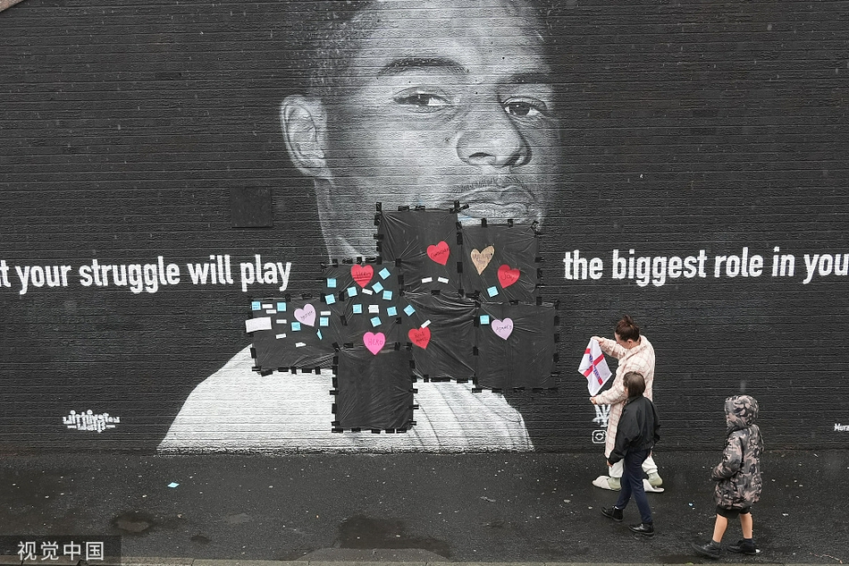 拉什福德街头壁画遭破坏 暖心路人贴便签鼓励支持