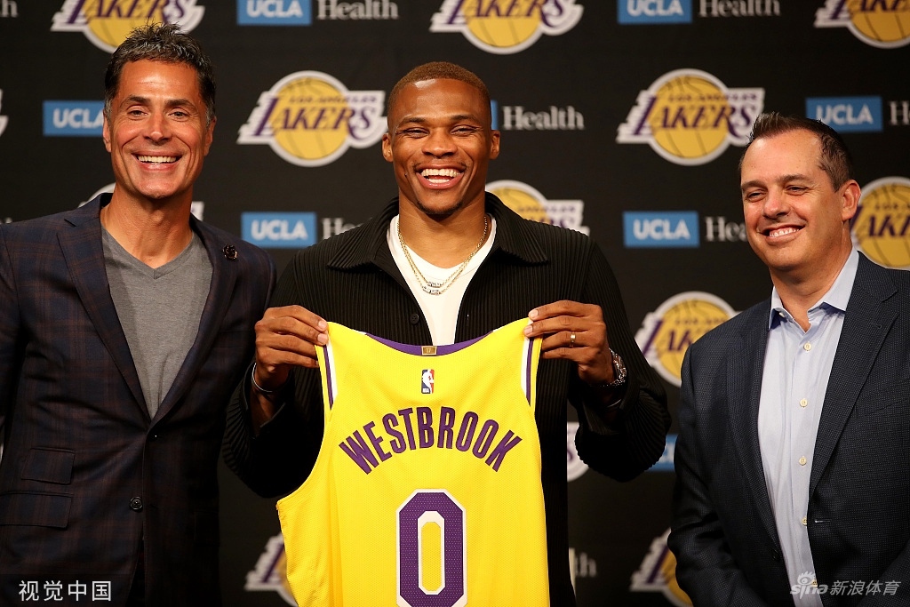 威少正式亮相湖人 紫金军团新援就位