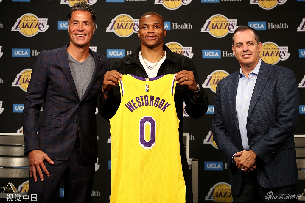 威少正式亮相湖人 紫金军团新援就位