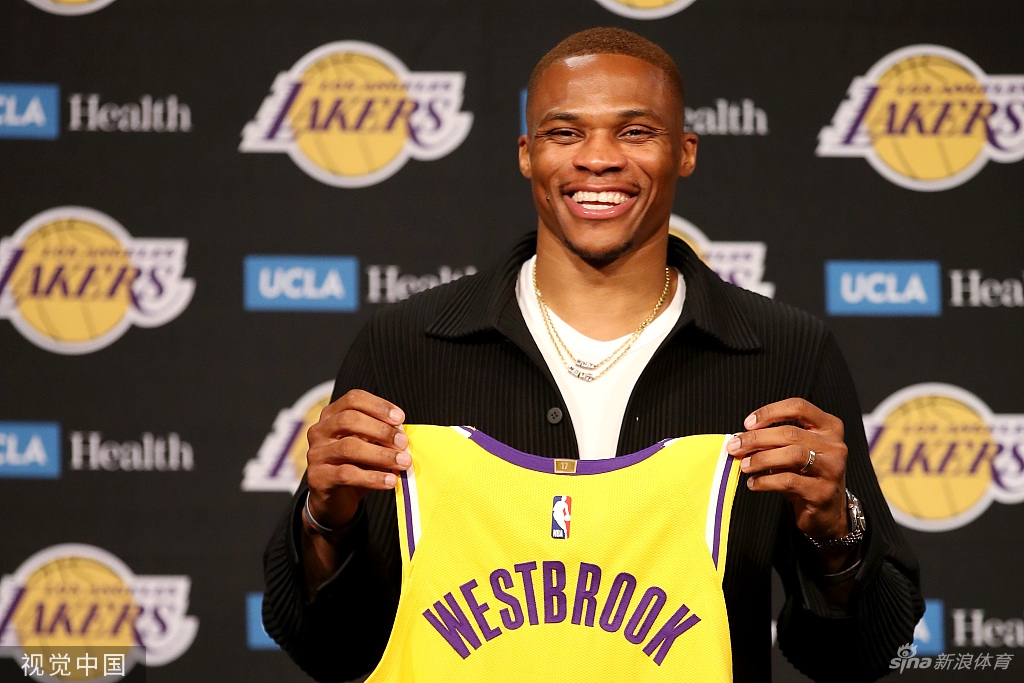 威少正式亮相湖人 紫金军团新援就位