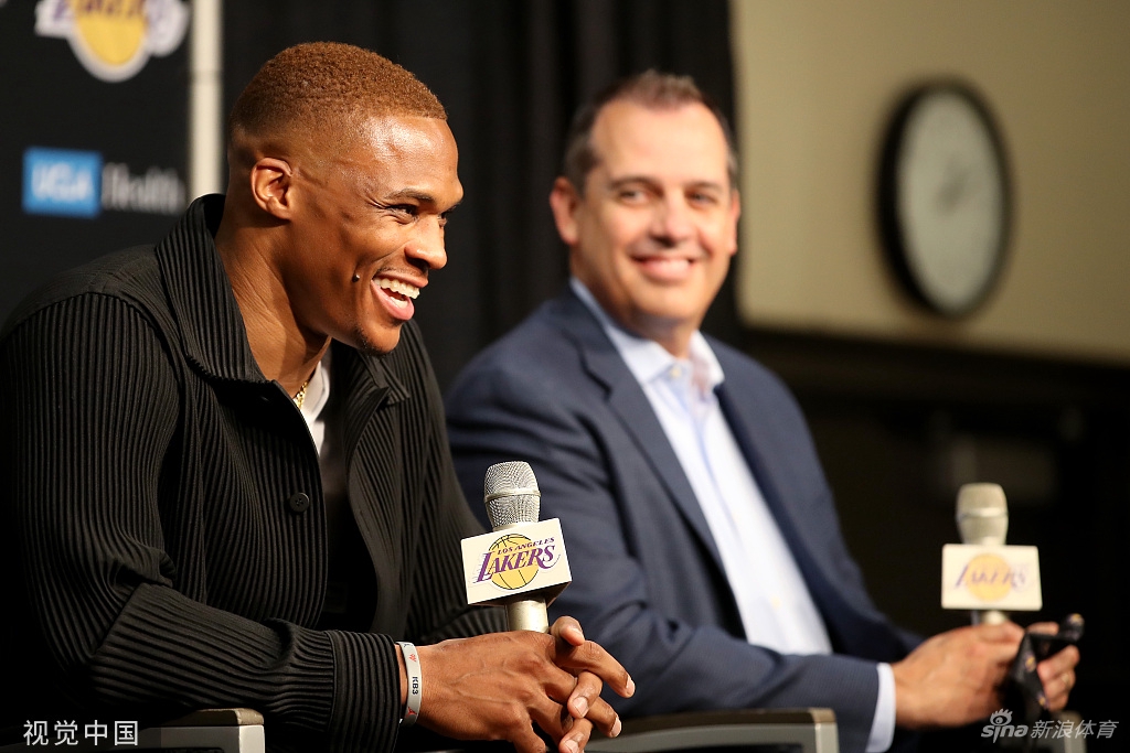 威少正式亮相湖人 紫金军团新援就位