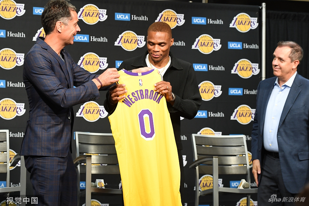 威少正式亮相湖人 紫金军团新援就位