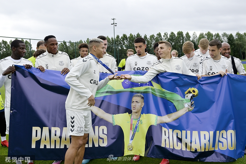 英超埃弗顿全队庆祝理查利森夺金归来