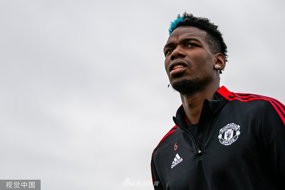 曼联训练备战 博格巴新发色亮眼