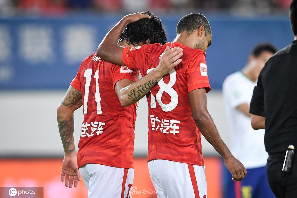 [中超]广州队5-0青岛队 艾克森帽子戏法