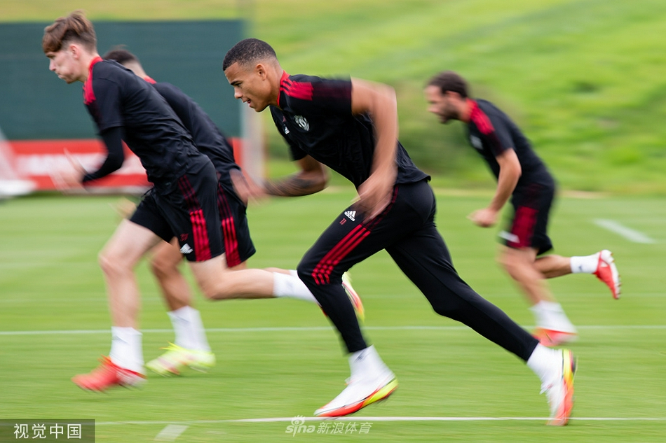 曼联训练备战 博格巴新发色亮眼