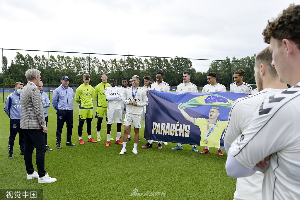 英超埃弗顿全队庆祝理查利森夺金归来