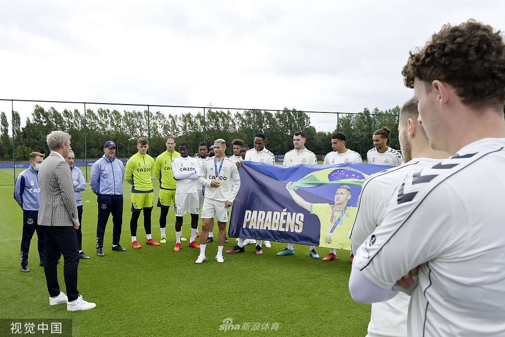 英超埃弗顿全队庆祝理查利森夺金归来