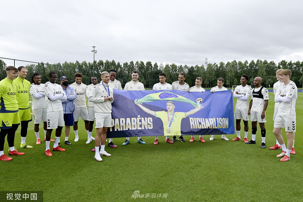 英超埃弗顿全队庆祝理查利森夺金归来