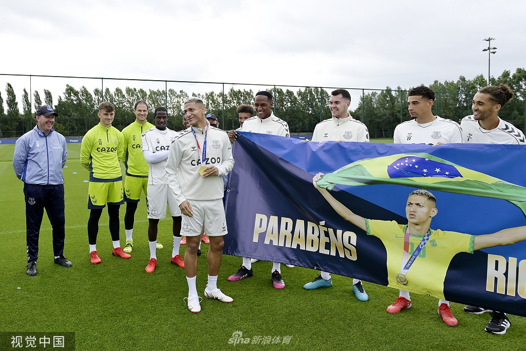 英超埃弗顿全队庆祝理查利森夺金归来