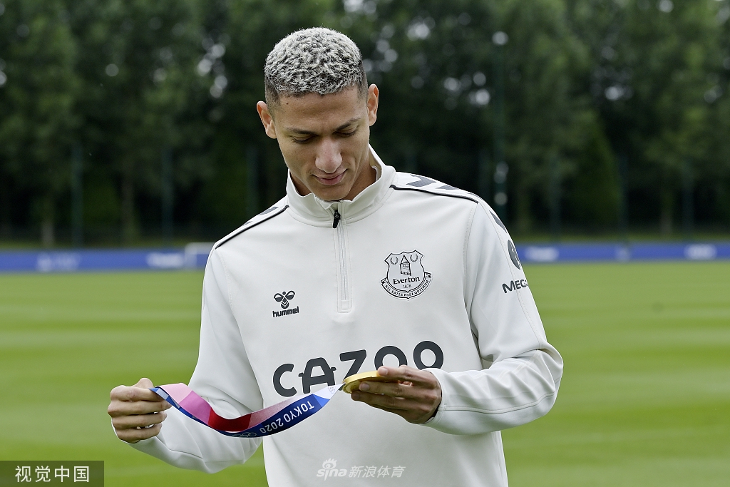 英超埃弗顿全队庆祝理查利森夺金归来