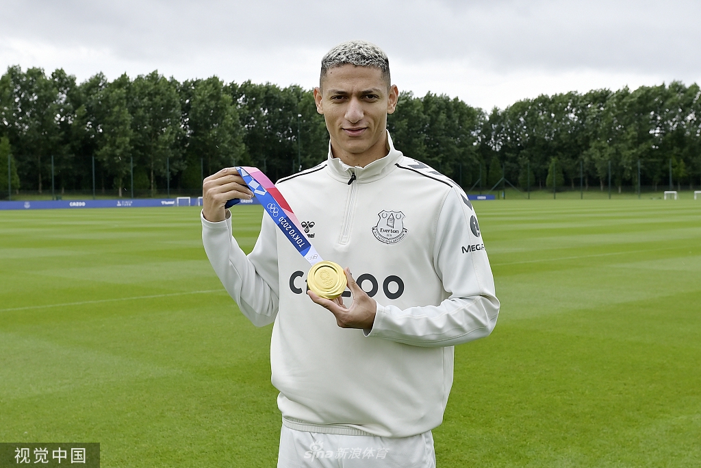 英超埃弗顿全队庆祝理查利森夺金归来