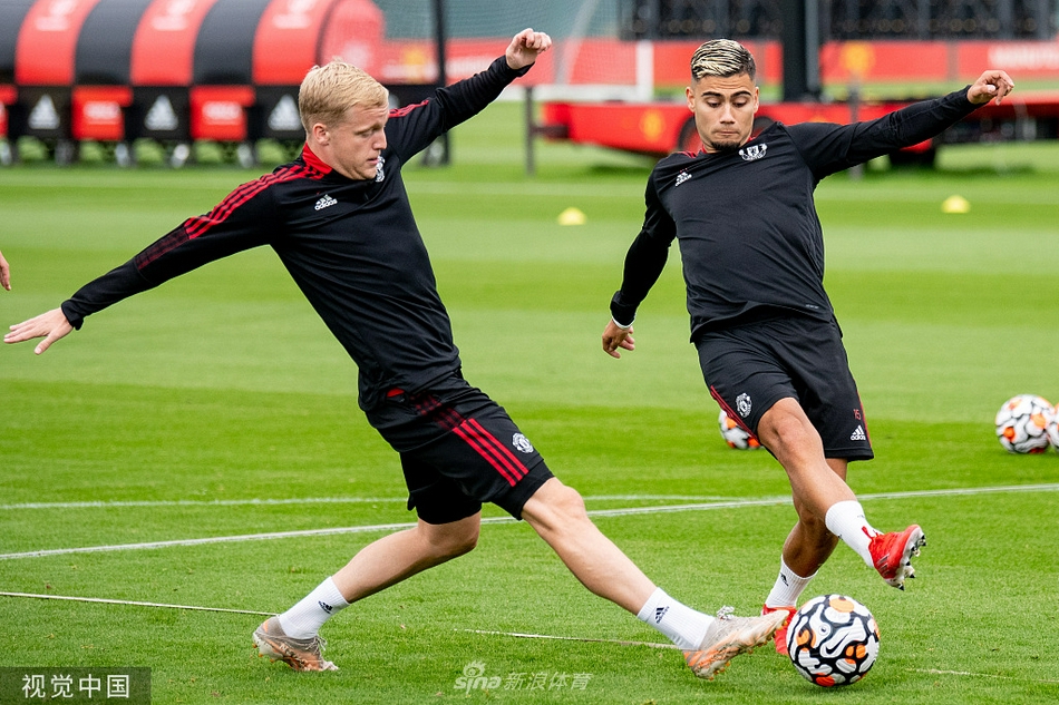 曼联训练备战 博格巴新发色亮眼