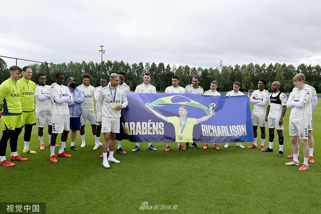英超埃弗顿全队庆祝理查利森夺金归来