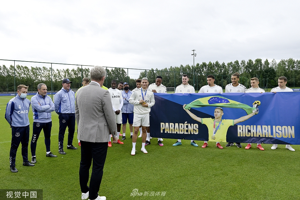 英超埃弗顿全队庆祝理查利森夺金归来