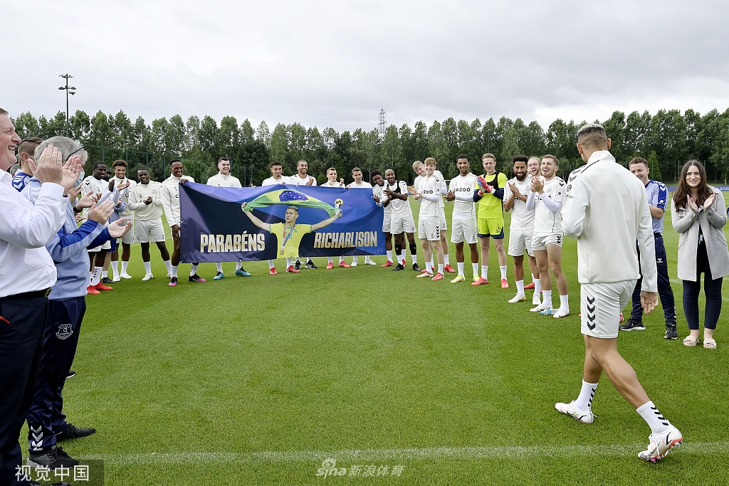 英超埃弗顿全队庆祝理查利森夺金归来