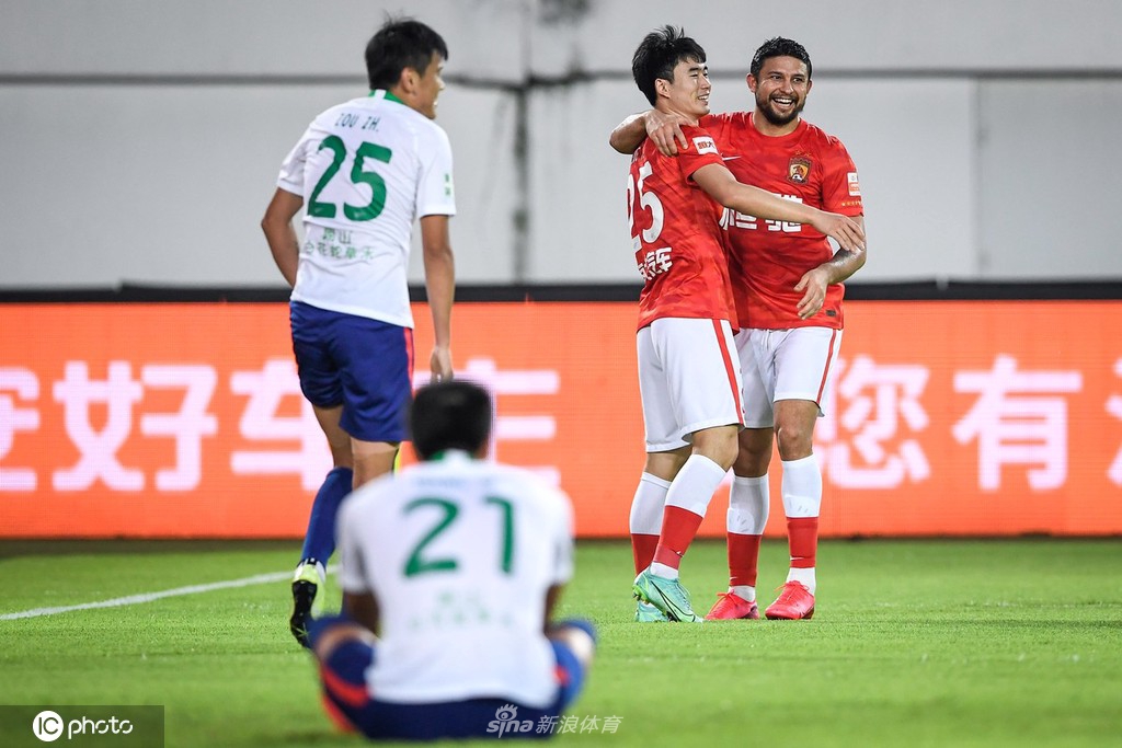 [中超]广州队5-0青岛队 艾克森帽子戏法