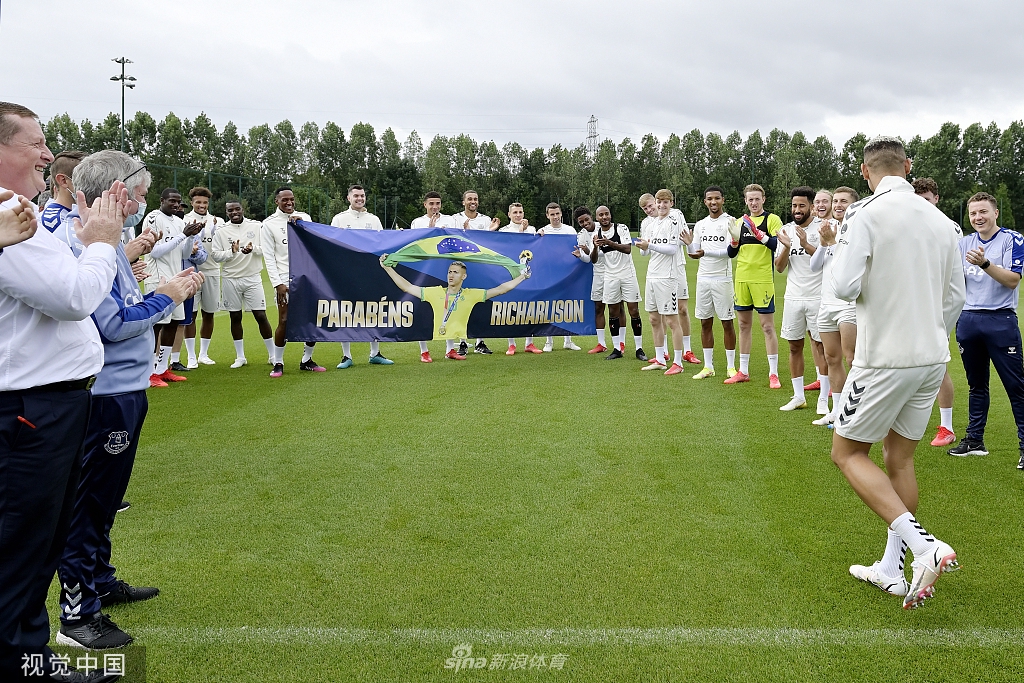 英超埃弗顿全队庆祝理查利森夺金归来