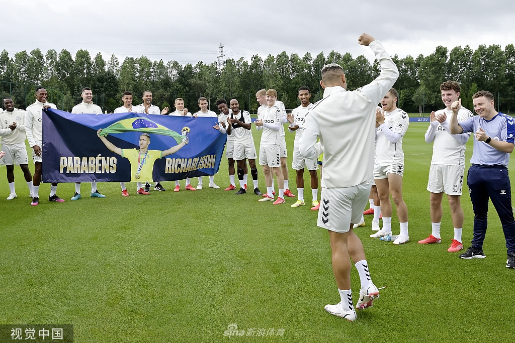 英超埃弗顿全队庆祝理查利森夺金归来