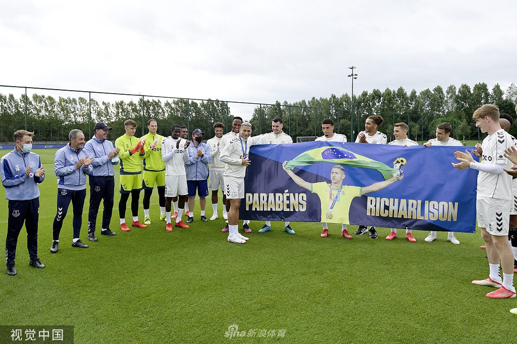 英超埃弗顿全队庆祝理查利森夺金归来