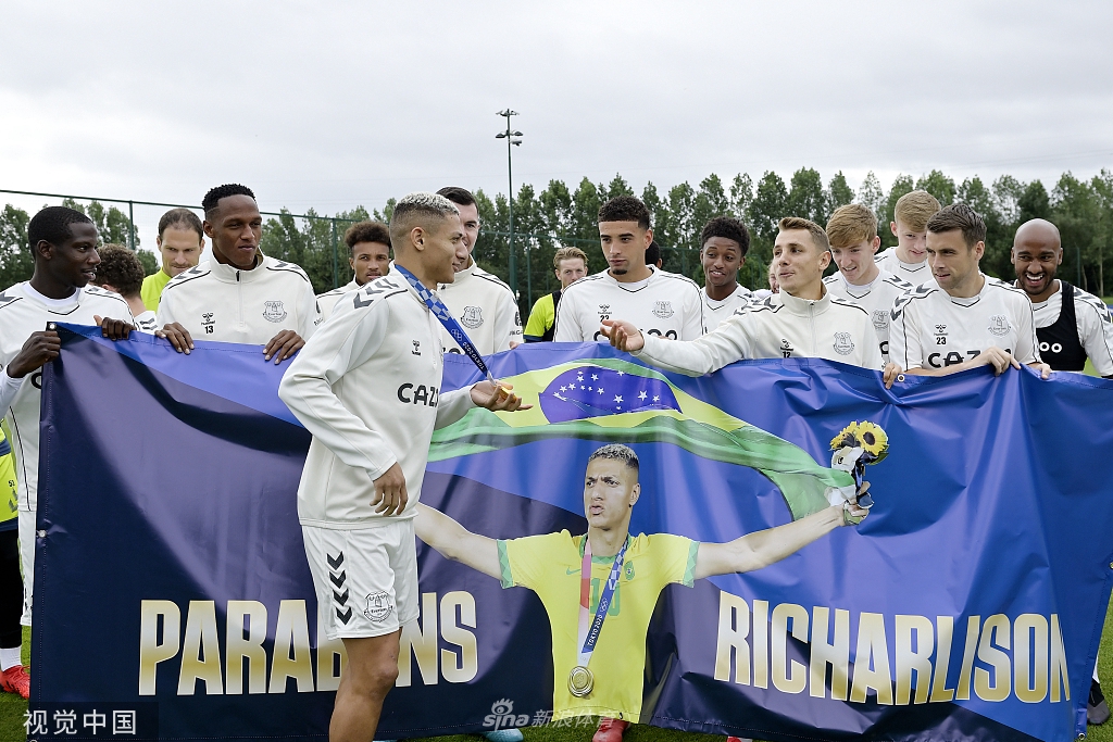 英超埃弗顿全队庆祝理查利森夺金归来