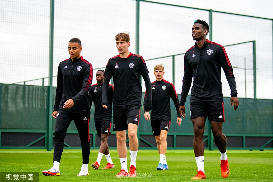 曼联训练备战 博格巴新发色亮眼
