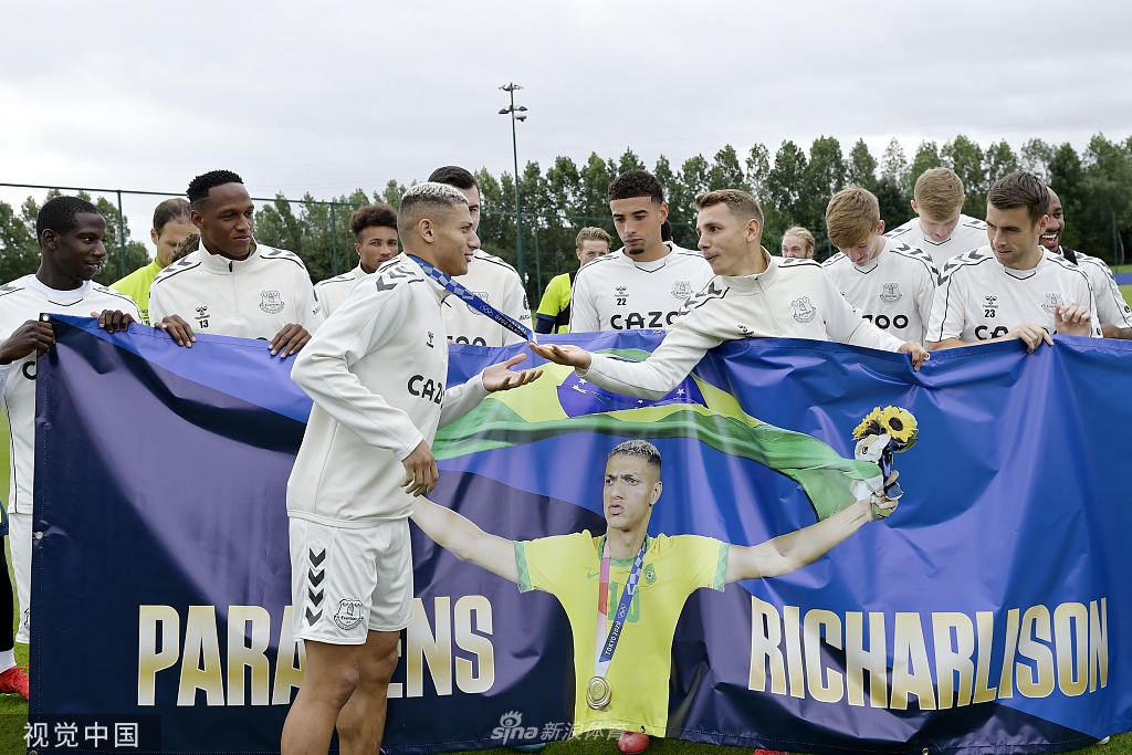 英超埃弗顿全队庆祝理查利森夺金归来