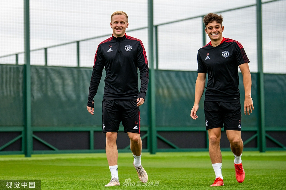 曼联训练备战 博格巴新发色亮眼