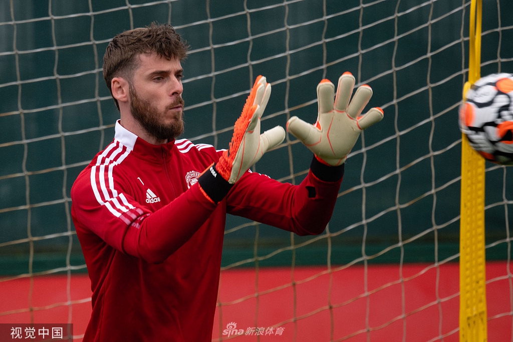 曼联训练备战英超 瓦拉内亮相与博格巴同框