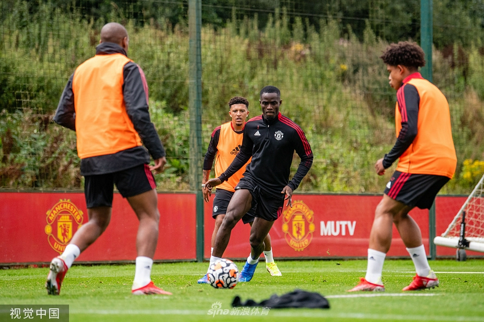 曼联训练备战英超 瓦拉内亮相与博格巴同框