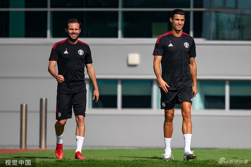 Super Idol的笑容！C罗回归曼联首训