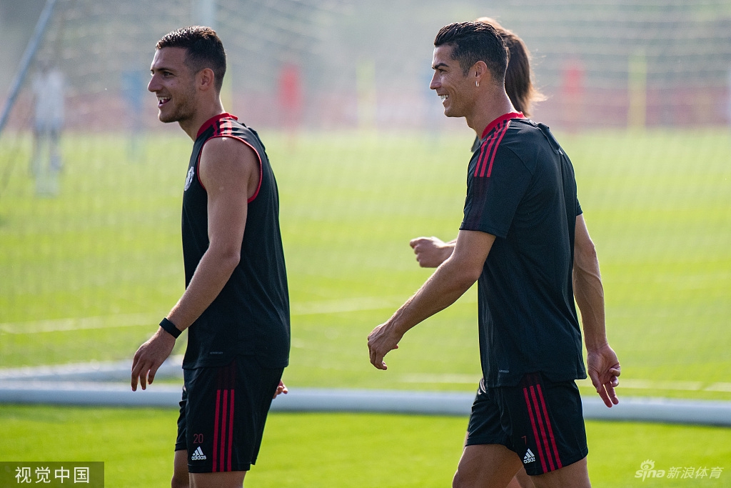 Super Idol的笑容！C罗回归曼联首训