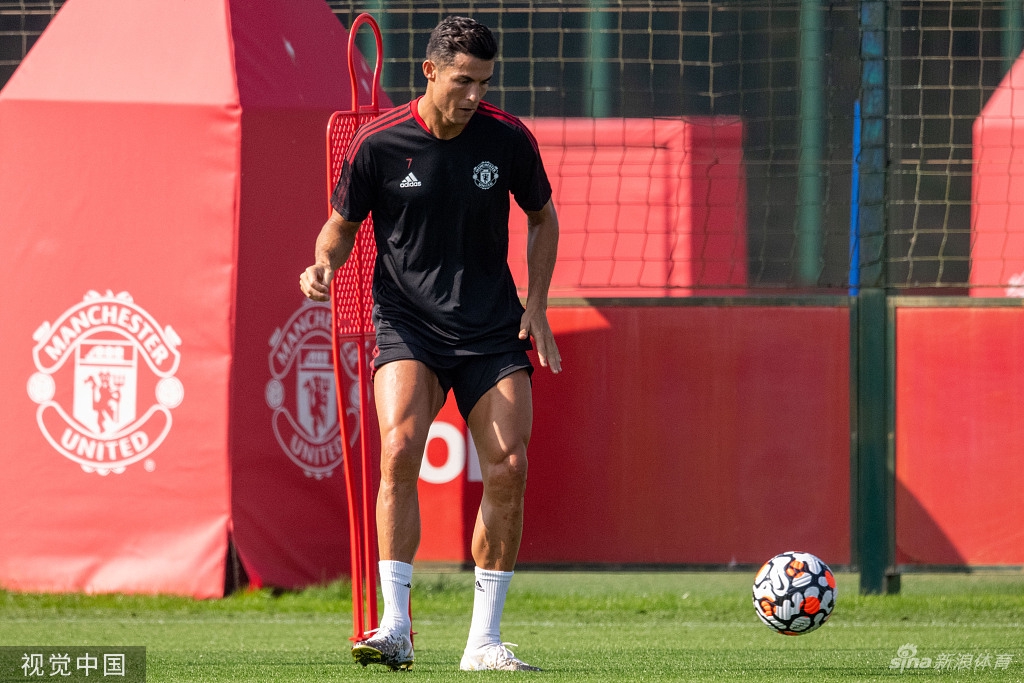 Super Idol的笑容！C罗回归曼联首训