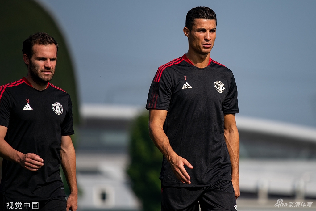 Super Idol的笑容！C罗回归曼联首训