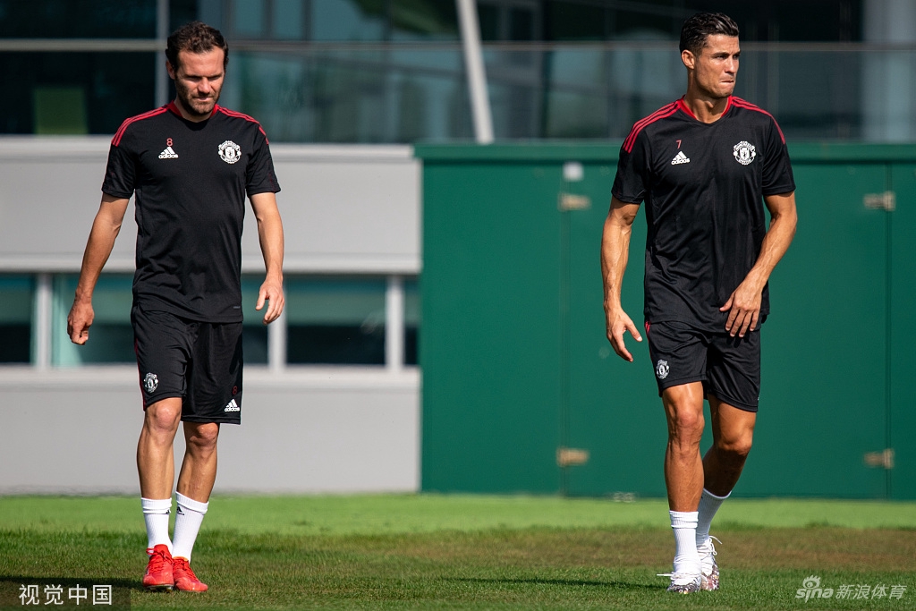 Super Idol的笑容！C罗回归曼联首训