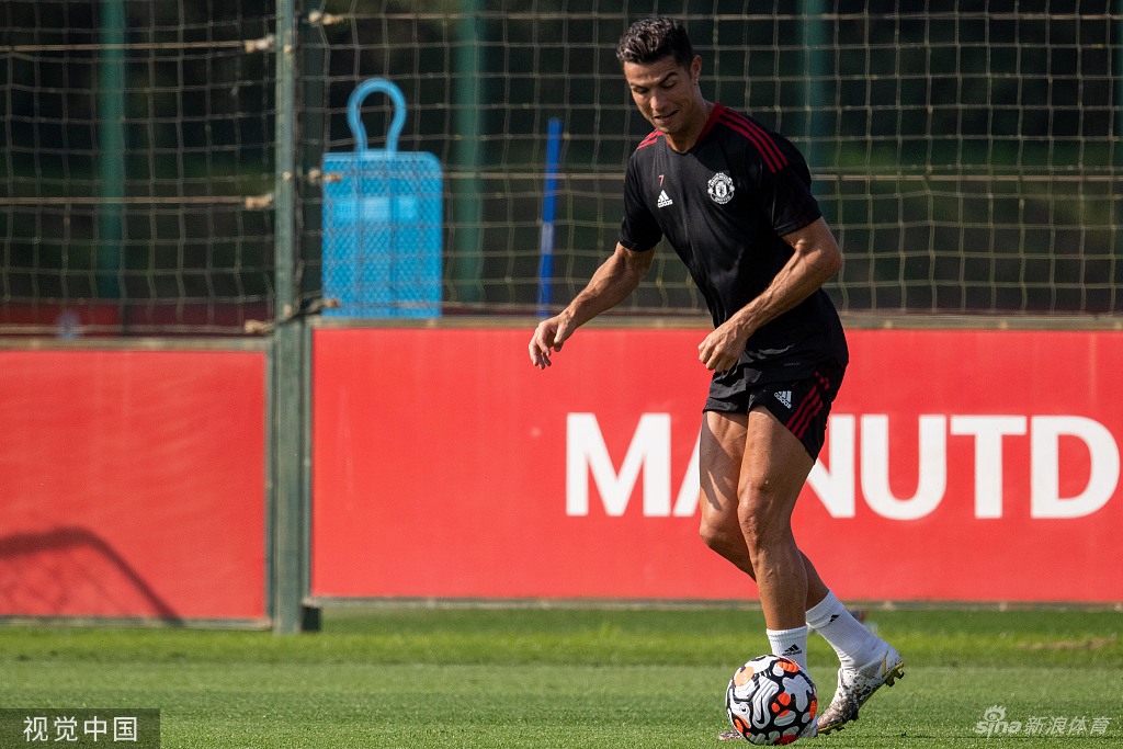 Super Idol的笑容！C罗回归曼联首训