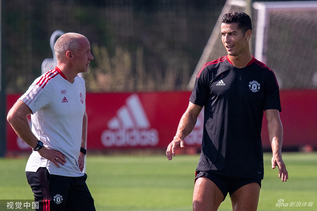 Super Idol的笑容！C罗回归曼联首训